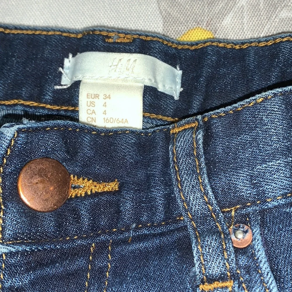 H&M Distressed Shorty Short Med. Denim Jean Short sz 4 EUC